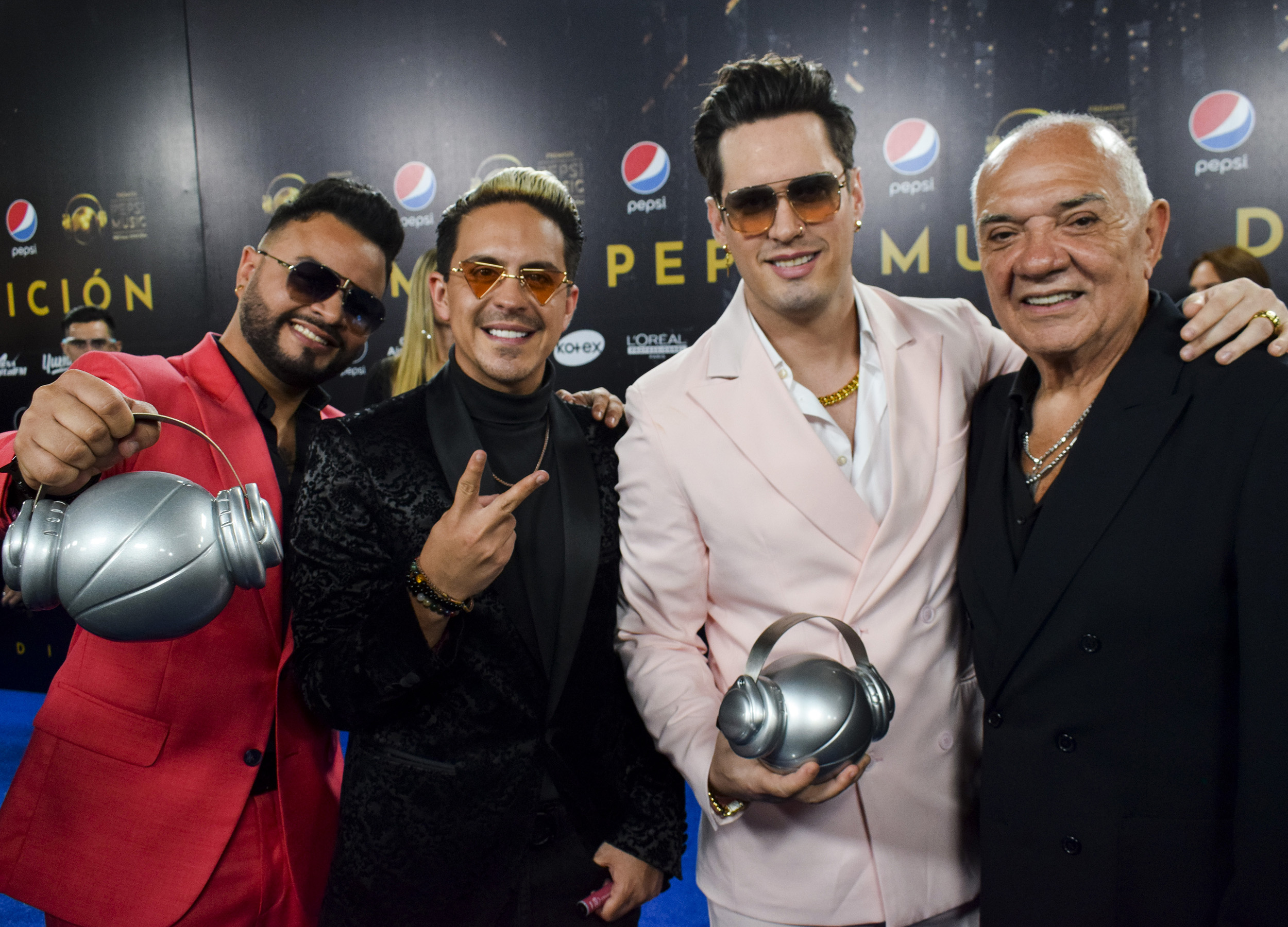 GUACO PREMIOS PEPSI MUSIC 2022 ALFOMBRA AZUL foto de VICTOR GONCALVES